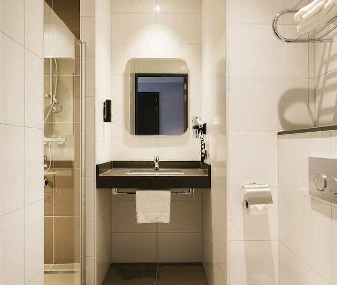 Standard Triple Room, Corendon Amsterdam Newwest, A Tribute Portfolio