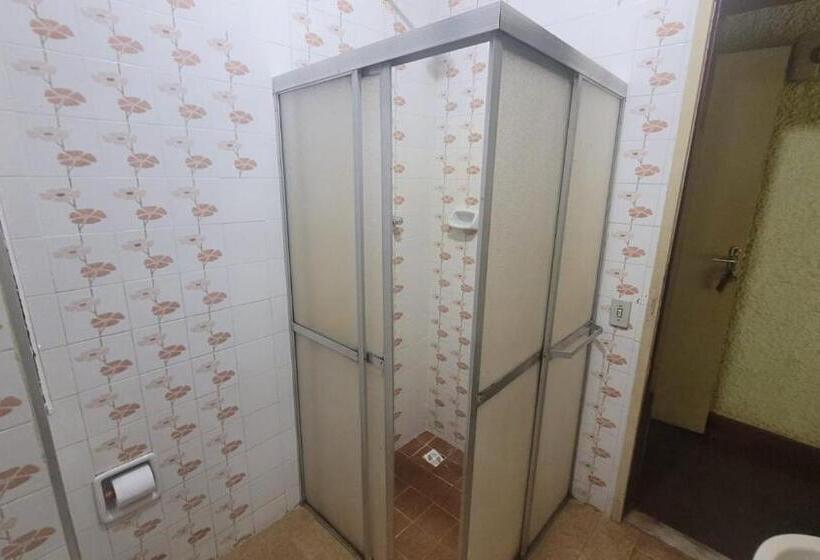 이코노미 룸, Hotur
