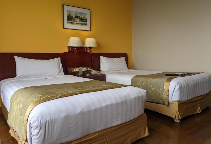 Номер Deluxe, The Peninsula Chittagong Limited