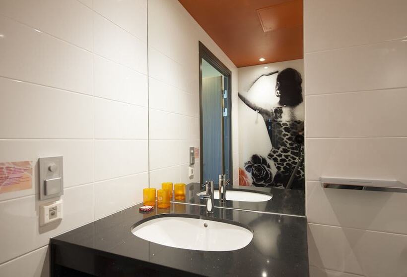 Семейный Номер, Motel L Hammarby Sjöstad