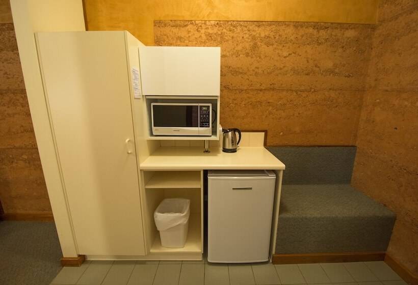 Семейный Номер, Mud Hut Motel