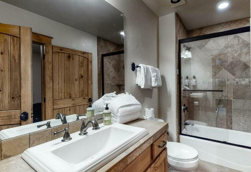 Апартаменты 3 Спальни, Mountain Retreat On 1st
