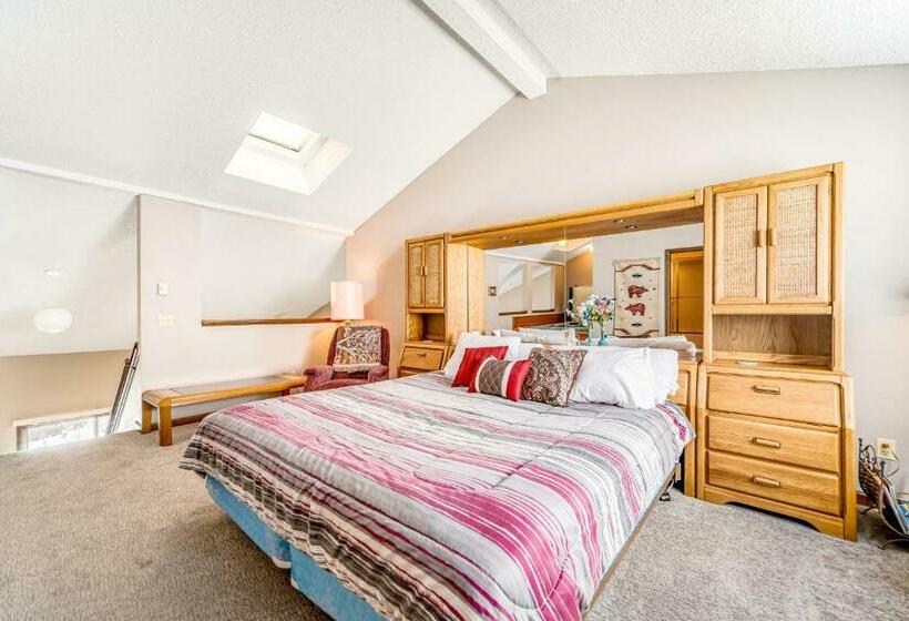 침실 2개 아파트, Granby Condo With Views