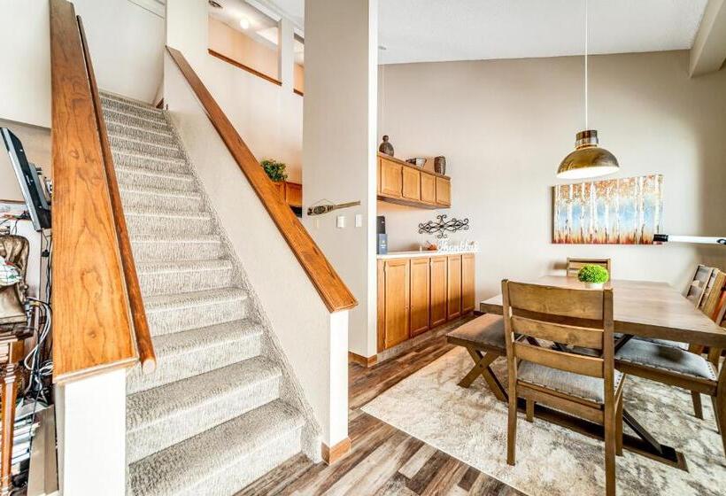 침실 2개 아파트, Granby Condo With Views