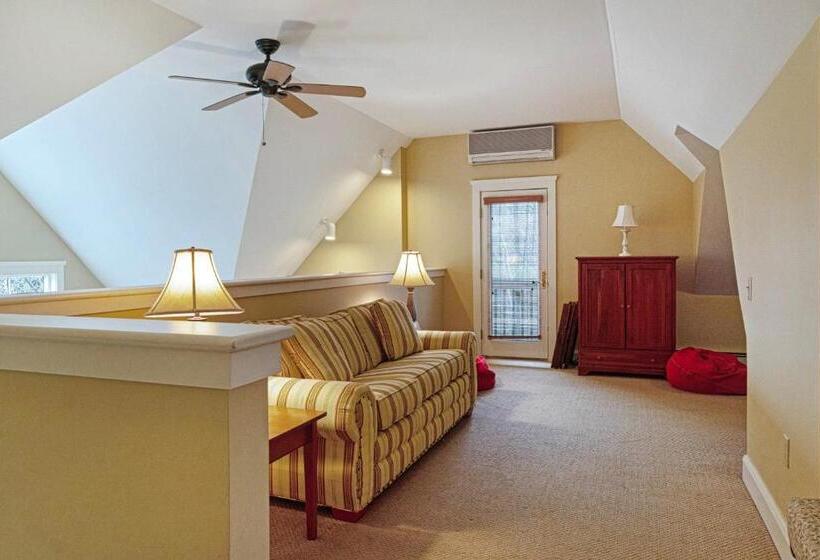 Дом 3 Спальни, Castle Hill Condo