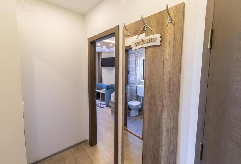 اتاق استاندارد چهارنفره با بالکن, Verdi Rooms