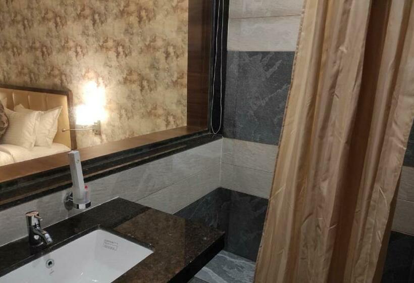 Номер Deluxe, Shlok  Pure Veg , Kolhapur