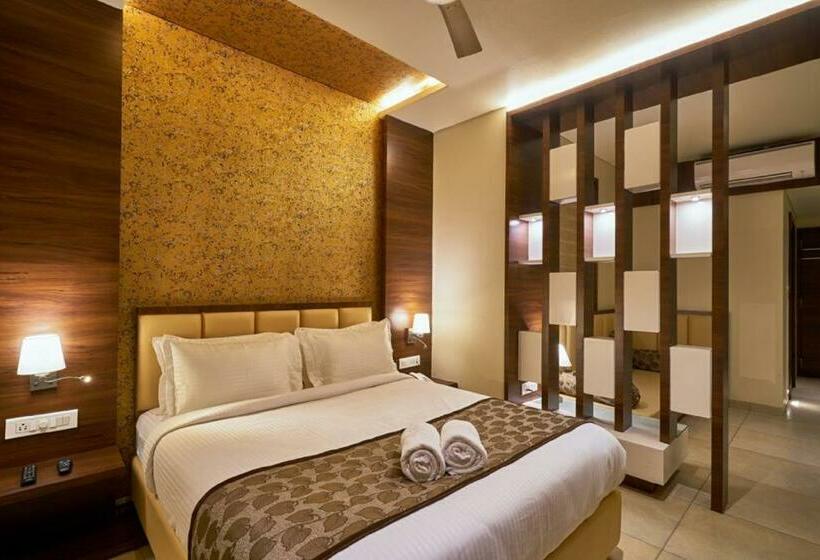 Номер Deluxe, Shlok  Pure Veg , Kolhapur