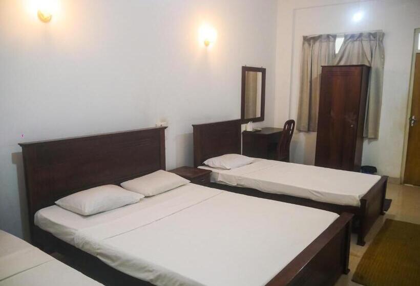 Трехместный Номер Deluxe, Visaka Hotel   Kataragama