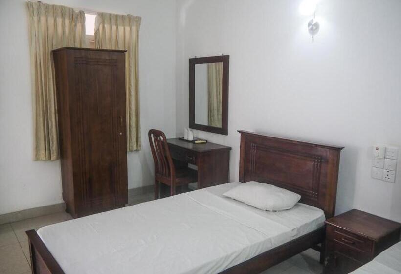 Четырехместный Номер Стандарт, Visaka Hotel   Kataragama