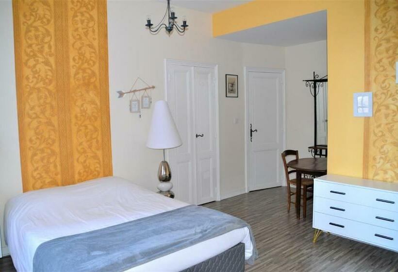 Четырехместный Номер Стандарт, Maison Au Loup   Superbe Ancien Hotel Particulier Du Xvie Siècle Au Cœur De La Vieille Ville Du Puy