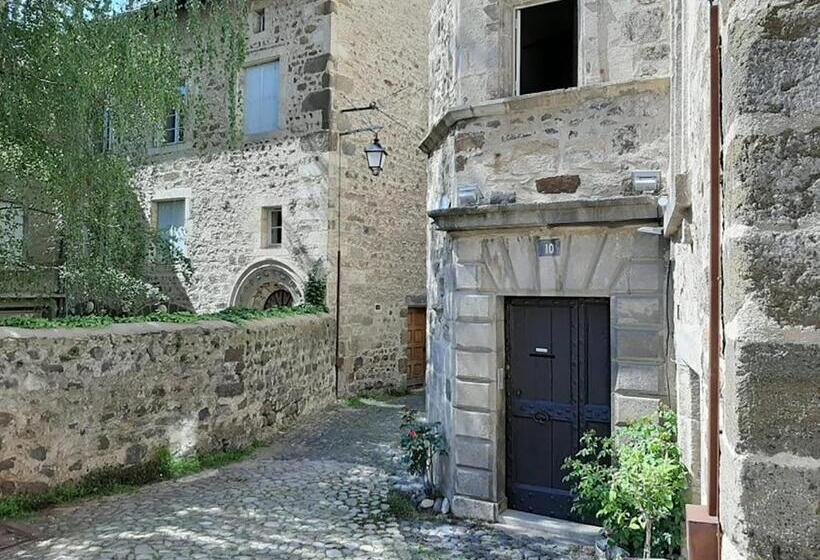 Четырехместный Номер Стандарт, Maison Au Loup   Superbe Ancien Hotel Particulier Du Xvie Siècle Au Cœur De La Vieille Ville Du Puy
