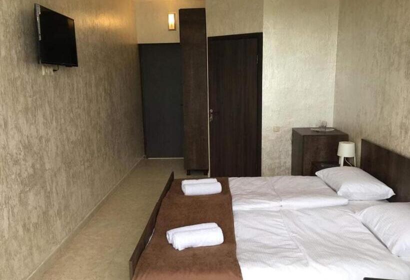 اتاق استاندارد سه تخته با بالکن, Villa Golden Fleece