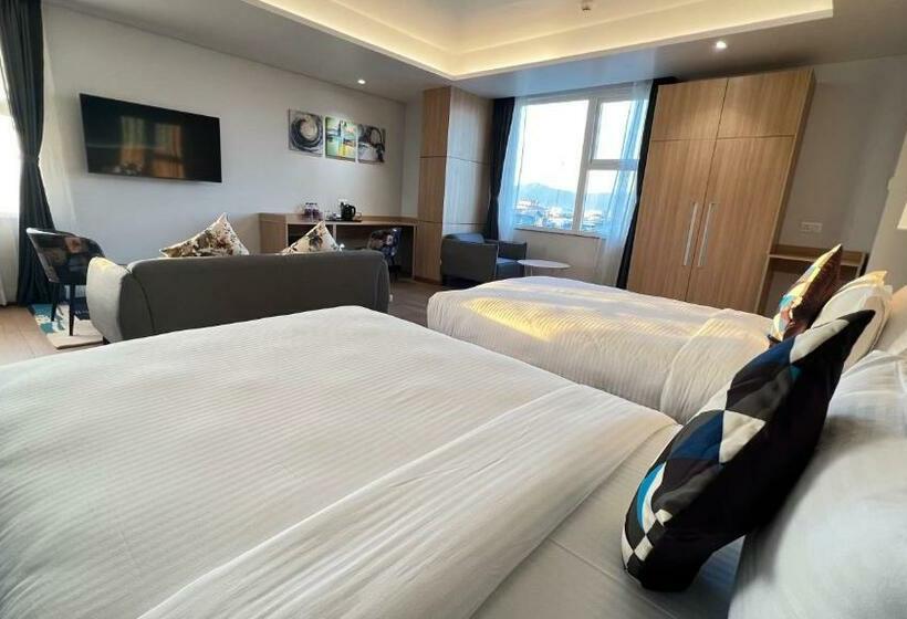 اتاق خانوادگی با چشم‌انداز کوه, Aurora Boutique Hotel Imphal