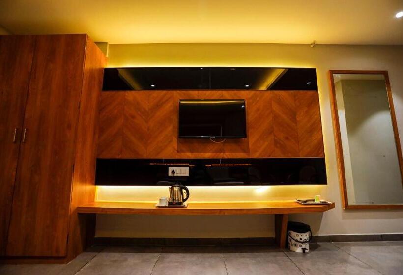 Номер Deluxe, Om
