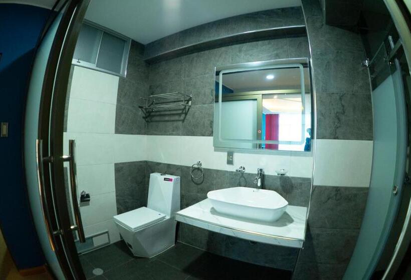 غرفة قياسية فردية, R&n Shullkas Suites