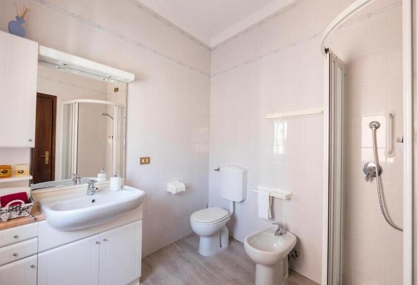 Стандартный внешний трехместный номер с ванной комнатой, Berici Bed And Breakfast