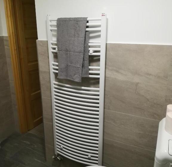 Номер Стандарт, Vörös Macska Vendégház