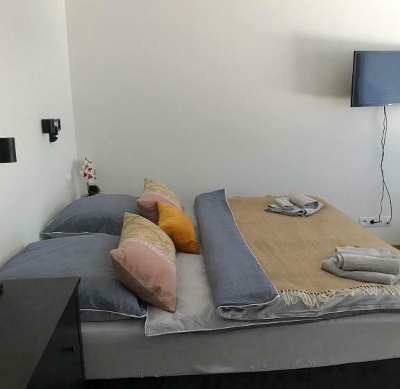 스탠다드 스튜디오, Varalja Apartments