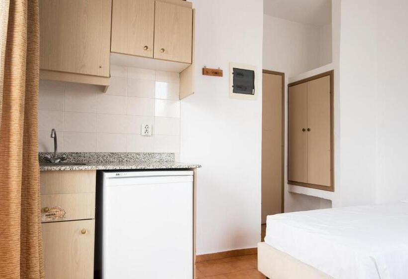 이코노미 스튜디오, Ibiscus Hotel Malia