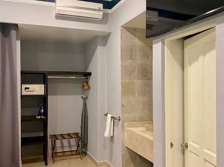 デラックスルーム, Inhouse León