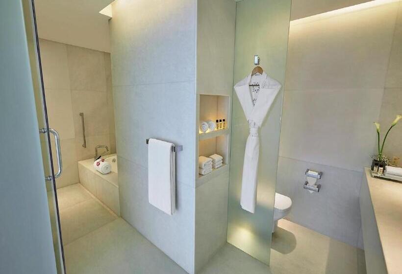 Deluxe Suite met Kingsize Bed, Vivanta New Delhi, Dwarka