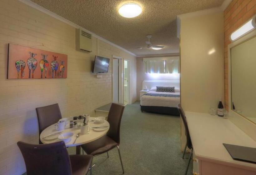 패밀리 룸, Cousins Motor Inn