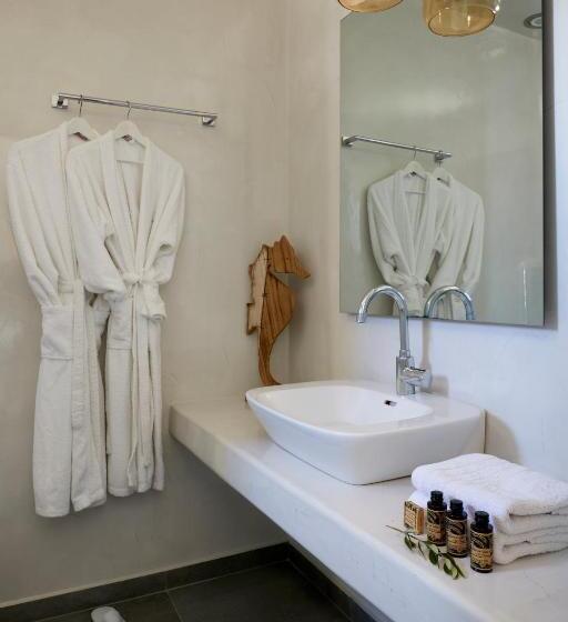 Suite con Hidromasaje, Oia Suites