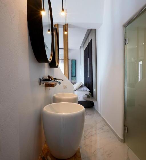 Suite con Hidromasaje, Oia Suites