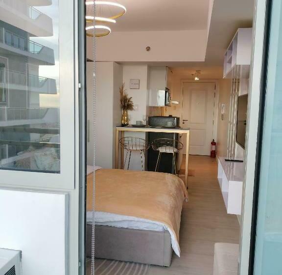 استودیو استاندارد با چشم‌انداز استخر, Azure North Monaco Tower
