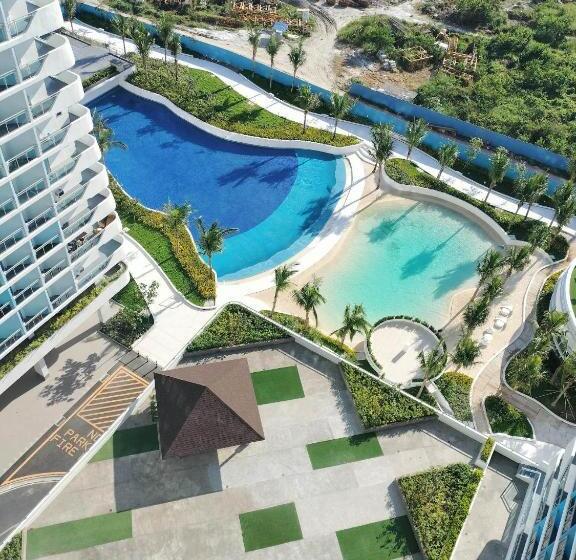 استودیو استاندارد با چشم‌انداز استخر, Azure North Monaco Tower
