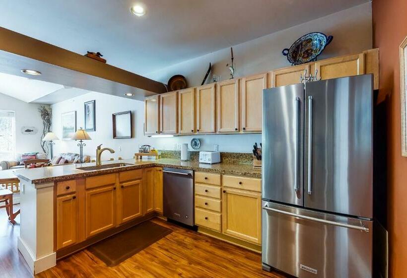 침실 3개 아파트, Wood River Condo