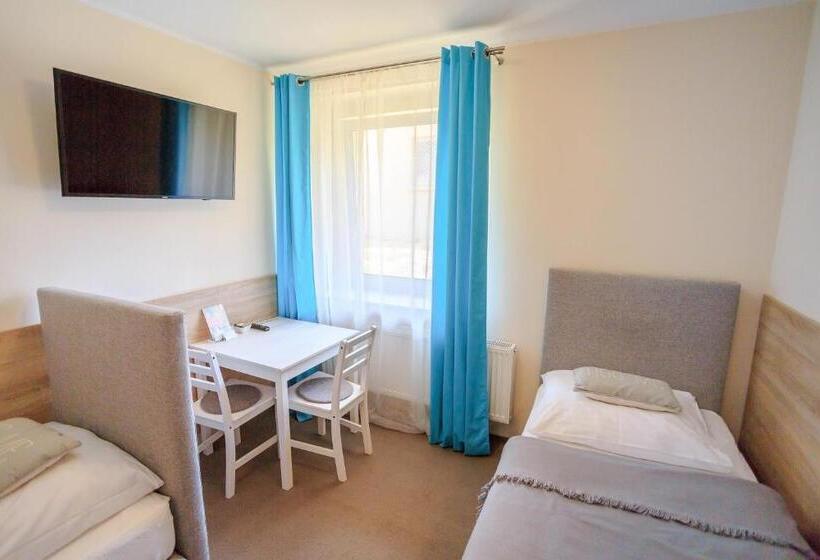 Трехместный Номер Стандарт Совместная Ванная, Botanik Hostel