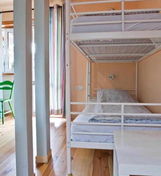 اتاق استاندارد چهارنفره با سرویس بهداشتی مشترک, Pepe Hostel