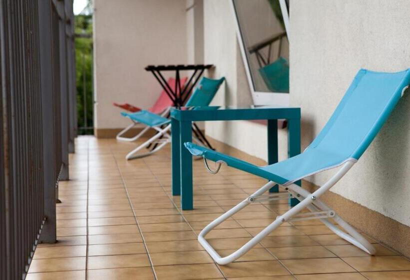 اتاق استاندارد چهارنفره با سرویس بهداشتی مشترک, Pepe Hostel