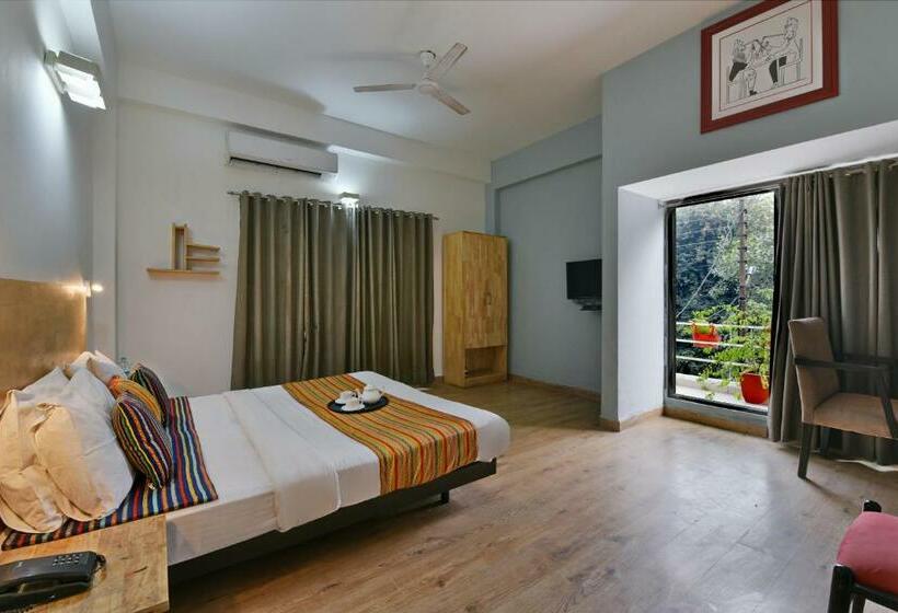 Quarto Superior, Divine Inn Couple Friendly Hotel Near Sector 51 Metro Station