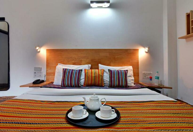 Quarto Superior, Divine Inn Couple Friendly Hotel Near Sector 51 Metro Station