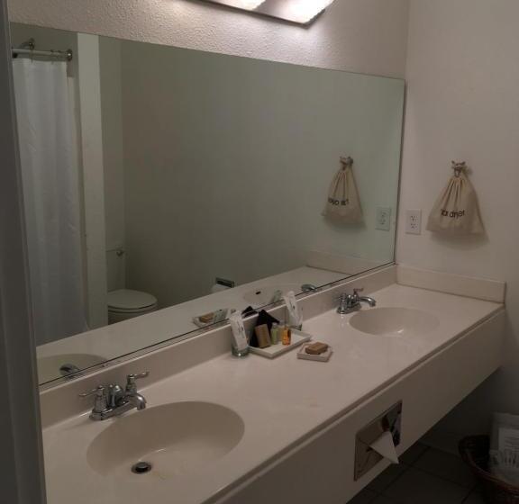 Люкс Повышенной Комфортности, Clear Lake Cottages & Marina