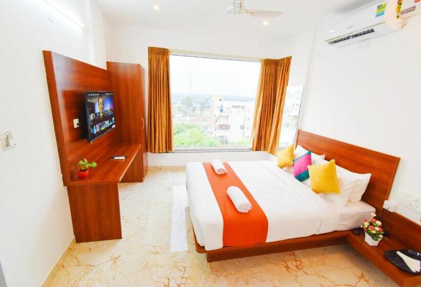 带大床的豪华间, Keerthis Royal Suites Kempegowda International Airport
