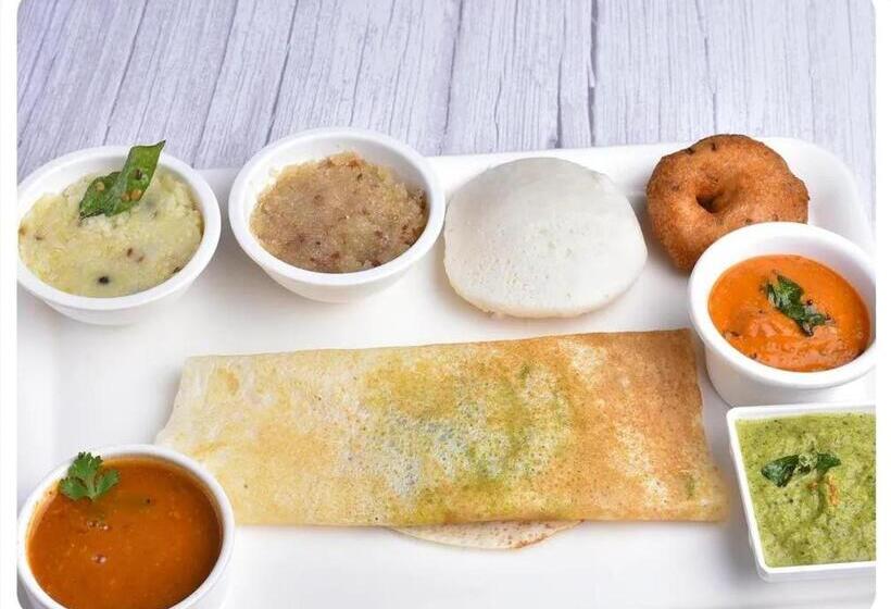 带大床的豪华间, Keerthis Royal Suites Kempegowda International Airport