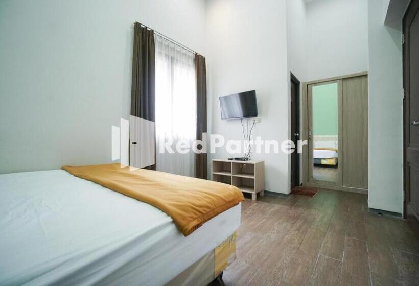 Quarto Estandar, Toba Mansion Syariah Near Benhil Redpartner