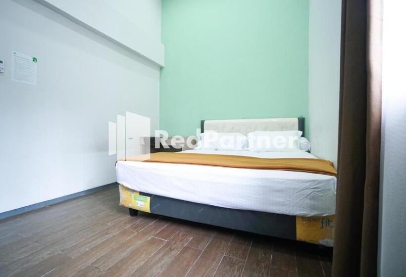 Quarto Estandar, Toba Mansion Syariah Near Benhil Redpartner