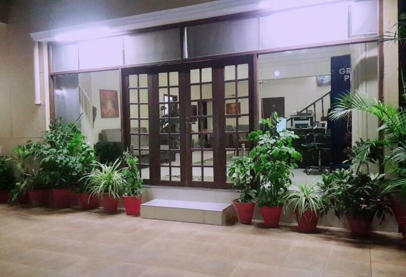اتاق لوکس, Inn