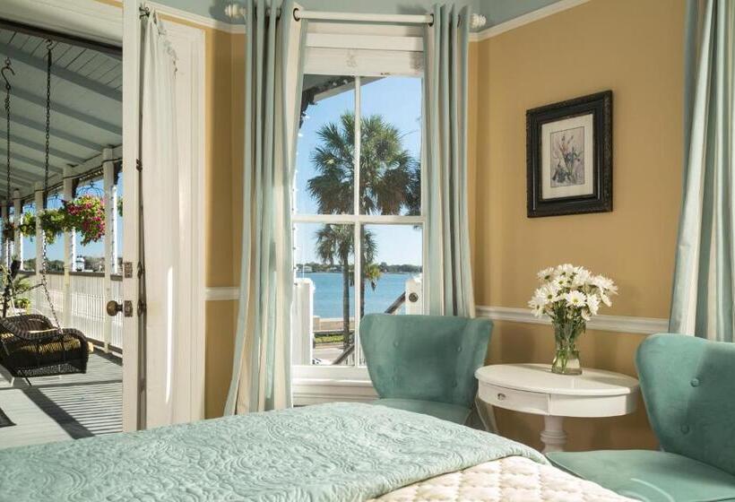 스위트 킹사이즈 침대, Bayfront Marin House