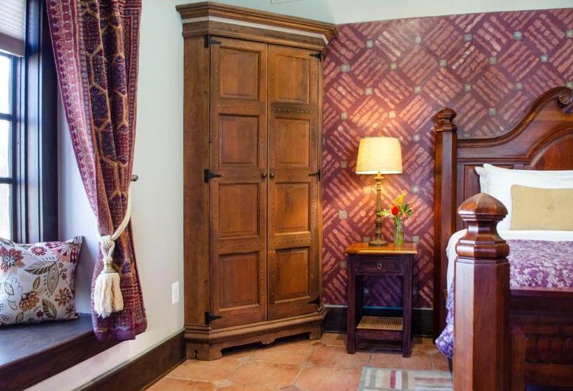 스위트 킹사이즈 침대, Hillbrook Inn & Spa
