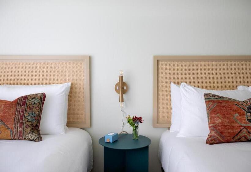 Номер Стандарт, The Starlight Motor Inn