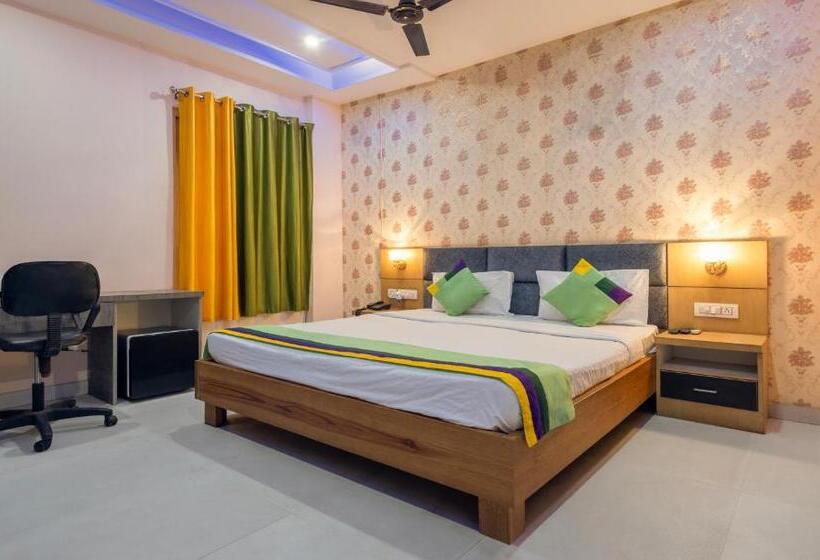 デラックスルーム, Treebo Shakuntalam, Near Lucknow Airport