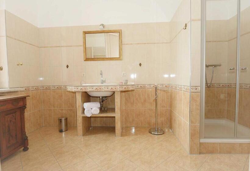 Номер Стандарт Трехместный, Schlosshotel Gross Koethel