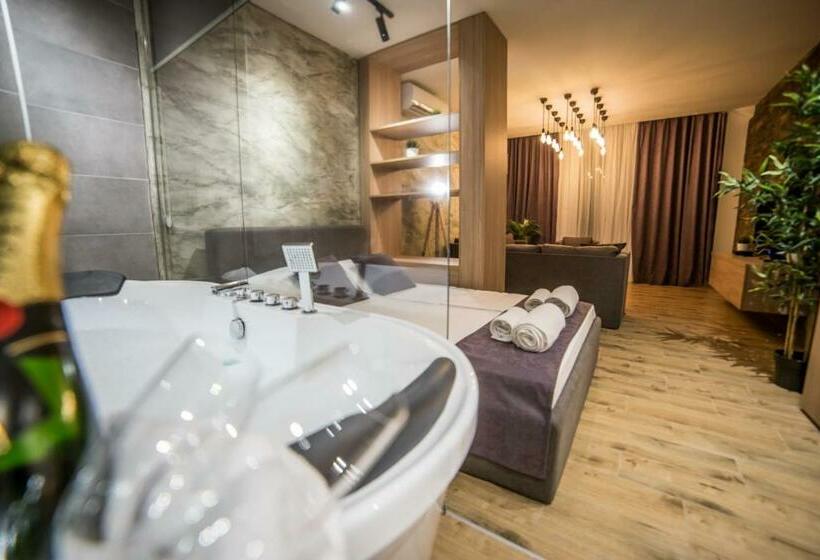 اتاق لوکس با وان آب گرم, Empire Luxury Apartments