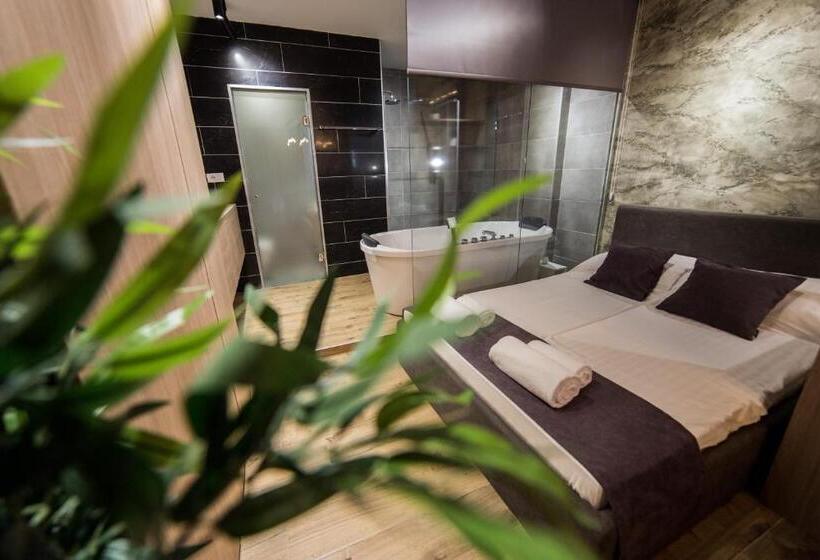 سوئیت با وان آب گرم, Empire Luxury Apartments